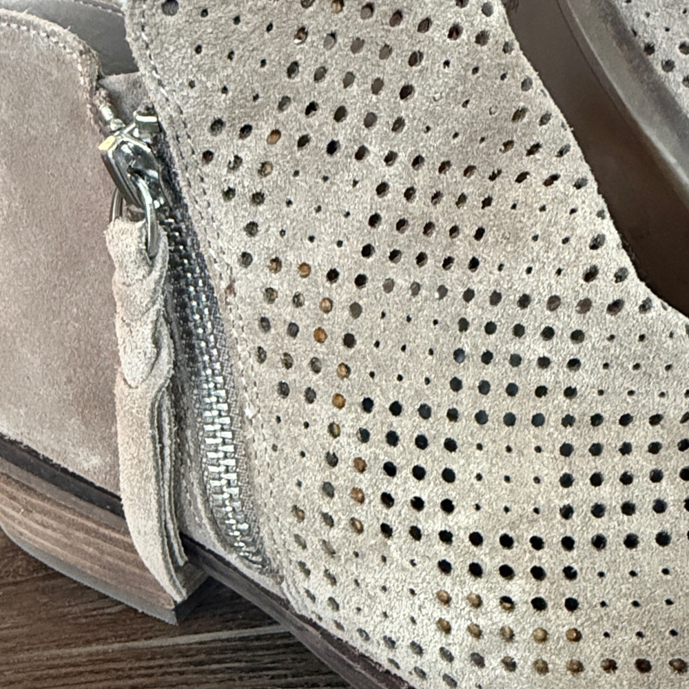 Dolce Vita EUC Sofie Taupe Perforated Suede Ankle Booties 8.5 - Picture 4 of 9